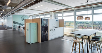 办公楼设计：颜色和图案的选择灵感来自50年代的流行色彩