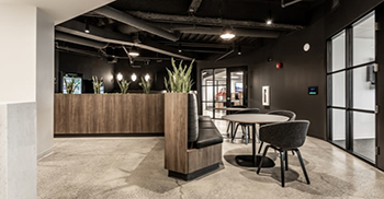 办公室设计使用具有现代氛围和朴实的底色 整个空间是相当中性的