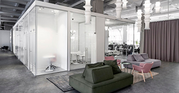 办公室装修将轻盈宜人的质地与工业风格建筑相结合