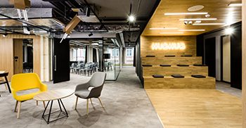 高端办公室装修——角落、墙到墙和会议场所都充满了有趣的小元素