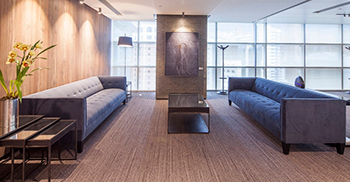 企业办公室装修——灯光巧妙地强调了纹理和形状