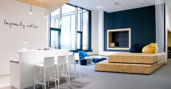 办公室装修方案：OSB板和微妙色调的使用 辅以企业蓝色