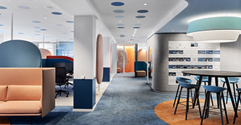 办公楼装修：照明概念突出了房间面板和软垫墙