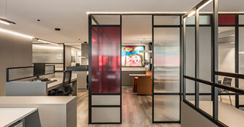 办公室设计的目标是避免没有个性的寒冷空间