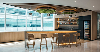 办公室装修：曲线天花板线条一直延伸到办公室后面