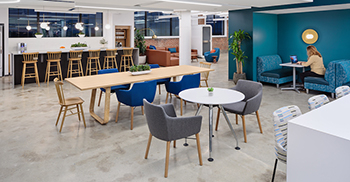 办公室内设计——新楼梯的设计和建造材料反映了外部玻璃系统