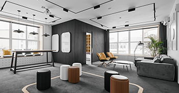 办公大楼装修：白色和深灰色结合 创造了一个鼓舞人心的色彩