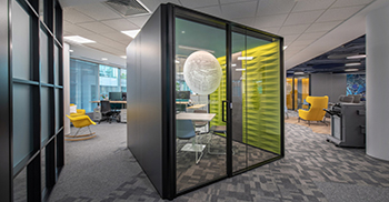 办公室设计的一个关键方面是声学校正 创新的开放空间计划