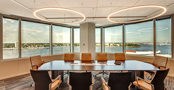 办公室装修设计：图案和形状延续了面料和家具中的数字主题