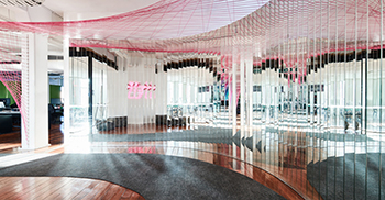 办公室装修案例：头脑风暴的展台似乎悬挂在天花板上