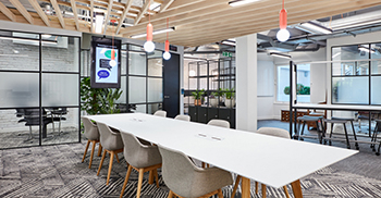 办公室装修通过结合亲生物的设计元素和家具 打造如家办公环境