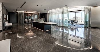 办公楼装修案例——落地玻璃窗在获取自然光时担任主角