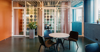 公司办公室装修案例——圆形隔音元件暴露了工业空间的真实高度和开放性