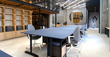 办公空间设计：木材带来温暖 空间开放、透明且相互关联