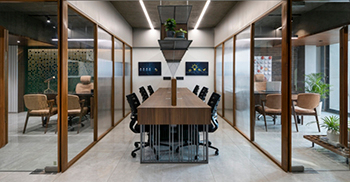 办公室设计给空间一种非常工业化的感觉 使用轨道照明增强了体积