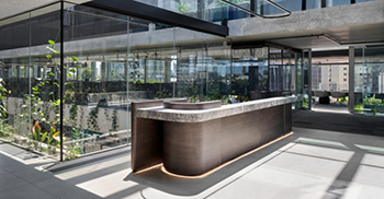 办公室空间设计装修采用可操作的门打破了室内外空间之间的障碍