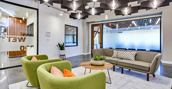 办公室空间设计装修选择的材料旨在营造轻松但精致的氛围