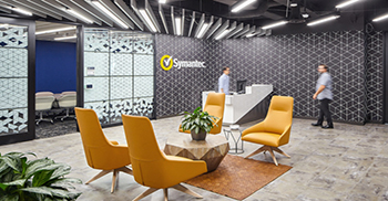 办公室设计：品牌色彩搭配强烈的室内色调 营造出都市工业氛围