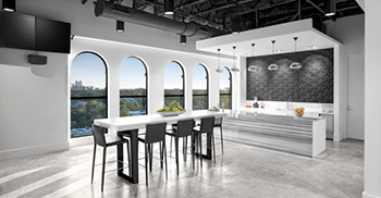 办公室空间设计内部玻璃隔断 允许部门之间的视觉交流