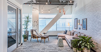 办公室装修：木制棚架与技术办公室形成了温暖、质朴的对比