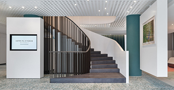 办公室装修设计——自由流动的开放楼梯以相应的雕塑姿态打开