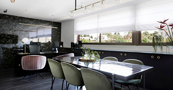 办公室装修设计：椅子的天鹅绒软垫软化了律师办公室典型的僵硬感