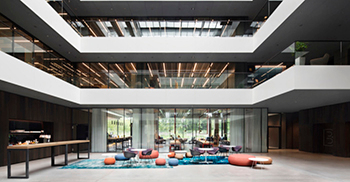 公司写字楼装修：大胆的吊灯在大阳台上设置了引人注目的亮点