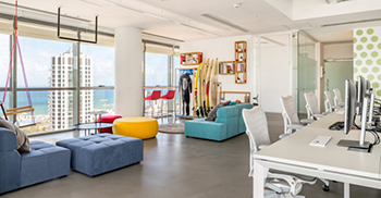 办公室装修设计为员工创造了一个聚集和获得灵感的中心