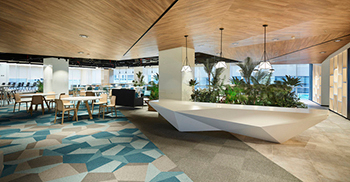 办公室设计办公室装修通过宏伟的天花板和地板设计进行视觉诠释