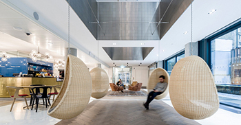 公司办公楼设计装修：中世纪的家具和照明营造出时尚的感觉