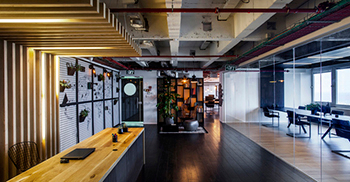 公司办公室装修：天然材料无缝排列 酷黑贯穿空间始终