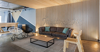 办公室装修设计：松木板条的垂直方向变成水平方向形成公司标志