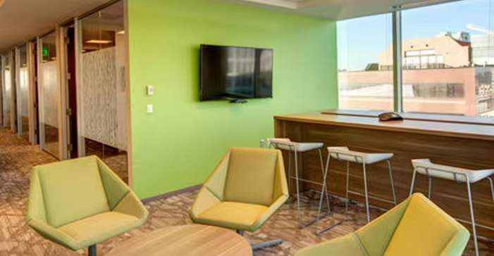 办公室装修效果图——图案和形状延续了面料和家具中的数字主题