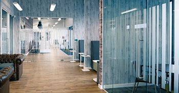 办公室室内装修：湖蓝色占据主导位置 给人以轻松舒适的感觉