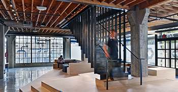 公司办公楼设计：主楼梯本身悬挂在一系列钢翅片上 影响既重又轻