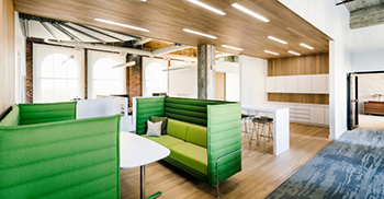 办公室装修：建筑的历史优雅感透过大理石墙壁及家具掉色板呈现