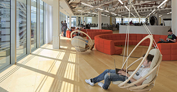 办公室的视觉中心主导——定制的符合人体工程学的楼梯