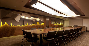 办公空间装修设计：垂直的木质表面也延伸到天花板上