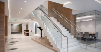 办公室装修——烟熏桉木贴面为会议室增添了温暖