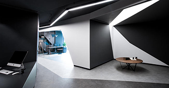 办公室设计——天花板上细长的线性照明引导游客游览