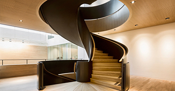 办公室设计：木地板和天花板营造出温馨温馨的会议氛围