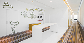 办公室装修：流动沿着大型玻璃幕墙发生 并作为项目的结构元素