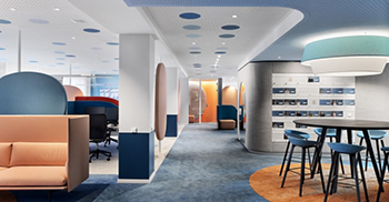 办公室空间设计装修——照明概念突出了房间面板和软垫墙