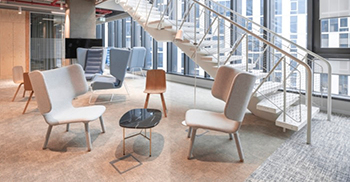 办公室装修案例丨弯曲的玻璃墙是技术胜利的象征