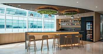 办公室装修设计：曲线天花板线条无限延伸 反映空间的连续性