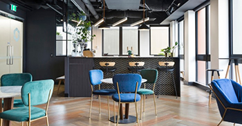 公司办公室设计案例：茶色和黄色用于突破 蓝色用于工作区