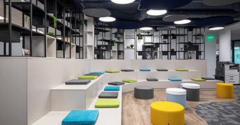 写字楼装修：在开放式天花板上安装了悬浮吸音板