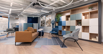 办公室空间设计：入口以蓝色门廊为标志 将整个楼层框起来