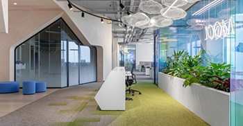 #办公空间设计#空间由对比鲜明的密集木质外壳和轻盈、可渗透的周边组成