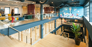 办公楼装修：光、互动和休闲是设计中的关键词